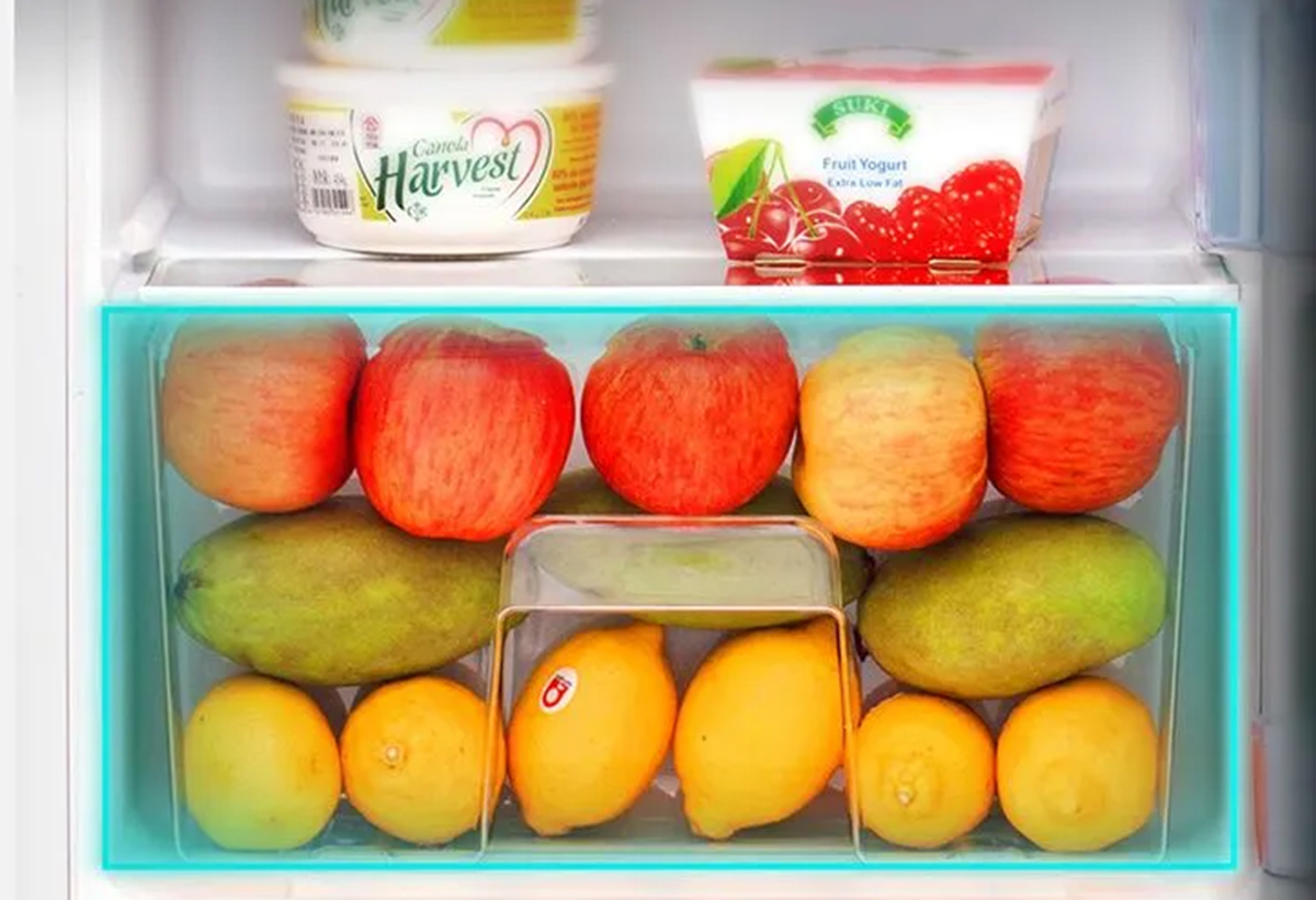 Απεικονίζονται φρούτα στο συρτάρι φρεσκάδας.